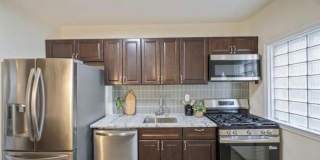 Beautiful Renovated 3BR/2BTH Brick Townhome Gallery 9