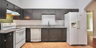 Room in 3 Bedroom Home at Tom Hunter Dr Gallery 10