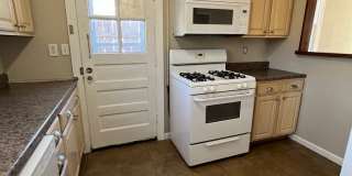 2 Bedroom 1 bathroom house with a garage! Gallery 1