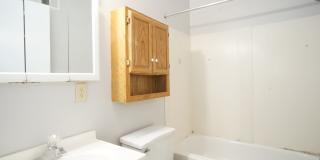 3 Bed/2 Bath Townhouse. On Bus Route to Campus. Parking. Gallery 12