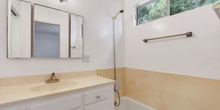 HUGE TOP FLOOR 2 BED 2 BATH IN PRIME SANTA MONICA! -FIREPLACE, BALCONY & GARAGE PARKING SPACE Gallery 23
