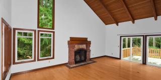 Private 4 Bedroom Retreat on 5-Acres Cottage Lake Gallery 9