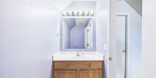 Beautiful 3 bd/ 2.5 house with Renovated Kitchen Gallery 33