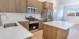 Charming 2-Bedroom, 2.5-Bathroom Home in Hillsboro Gallery 1