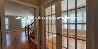 Upscale Three Bedroom in Colonial Green with Garage Upscale Three Bedroom in Colonial Green with Garage Gallery 12