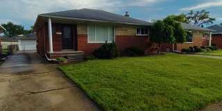 Beautiful, sprawling, brick ranch - $1700/mo Gallery 1