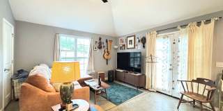 New 2 bedroom duplex, 2 car garage, quiet neighborhood, all appliances Gallery 6