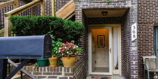 3 Bed/2 Bath Townhouse. On Bus Route to Campus. Parking. Gallery 1