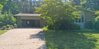 Beautiful 3-Bedroom Home with Pool on Lakeshore Drive Gallery 1