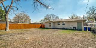 CHARMING MID-CENTURY HOME IN DELLVIEW Gallery 24