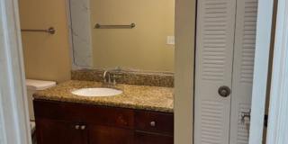 Large one bedroom condominium Gallery 14