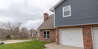 Spacious 3 bedroom duplex with 2.5 baths. Gallery 34