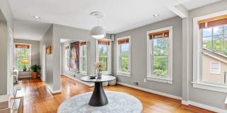 Spacious Kent Home | 6 Bed | 4 Bath | 4,000 Sf | Front Porch + Backyard | Detached 4-Car Garage Gallery 7