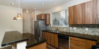 2BD 2.5BA + Bonus Room/Den/Office Townhouse w/Garage + AC + Washer/Dryer Included Gallery 6