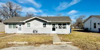 Two Bedroom Ranch Style Duplex Home in Grandview - Featuring Plenty of Natural Light, Fenced Yard, Faux Wood Floors with Refrigerator/Washer/Dryer Included! Gallery 1