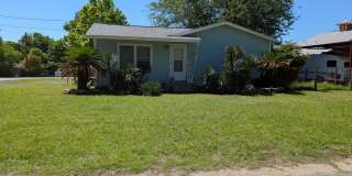 2/1 House With a Detached Garage / Garage Has Pool Table & Bathroom / Large Corner Lot / NBISD Gallery 1
