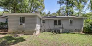 4 bed 2 bath house, Walk to Stadium!! Available July 2026 Gallery 5