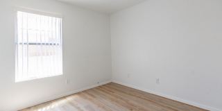 12471 W Holly Street Gallery 33