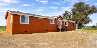 Charming Horse Property - 2 Bed/ 2 Bath with office- Home with Scenic Views and Pasture Gallery 1