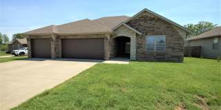 4 Bedroom home with fenced backyard Gallery 1