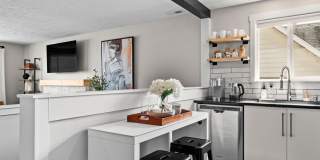 Trendy 2B/1B Unit C I Near Gonzaga/WSU/EWU & 5 Hospitals I Pet Friendly Gallery 5