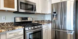 Beautiful Duplex, High End Finishes with LAKE FRONT VIEWS! Gallery 1