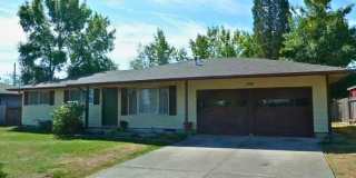 Pet-Friendly 3BR Home with Large Fenced Yard & Garage Gallery 1