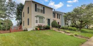 Beautifully Updated End-Unit Townhome in Prime Location Gallery 1