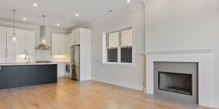 Pet Friendly 3 Bed 2 Bath Condo Quality Apartment with Private Roof Deck in Roscoe Village Gallery 4