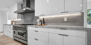 Meticulously renovated single-story contemporary estate Gallery 4