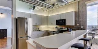 Beautiful and Spacious Loft-Style Condo 1 Bed/1.5 Bath Near Ballpark Gallery 11