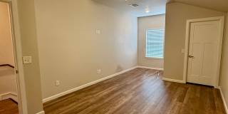 Large 3 Bed, 2 Bath in Beautifully Well-Maintained Neighborhood Gallery 18
