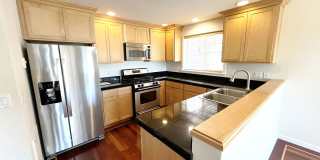 3 BED SEATTLE TOWNHOME FOR RENT W HIGH END FINISHES & EASY COMMUTE Gallery 1