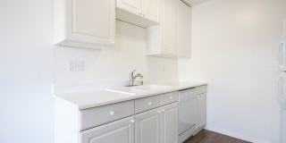 Large Upstairs Unit w/ a Fireplace Gallery 4