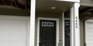 3 Story ~ 3 Bed/3 Bath Townhome in Parkview Village! Gallery 3