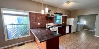 Lovely and spacious 2bd / 1 bth plus bonus room with washer & dryer! Gallery 1