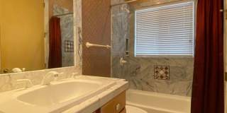 Spacious 3/2 with In-Law Suite Gallery 26