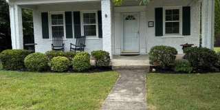 Lovely Leesburg Three Bedroom Home W/Massive Backyard, Front Yard, & More Gallery 1