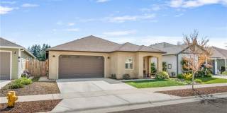 Beautiful 3-Bedroom Home with Modern Finishes & Low-Maintenance Backyard Gallery 1