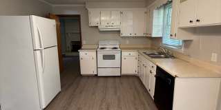 3BR Brick Home with Beautiful Hardwood Floors Gallery 1