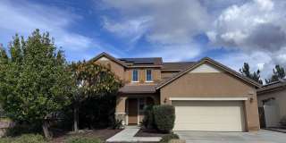 Large Newer Home - 4 Bedroom / 3 1/2 Bath Gallery 1