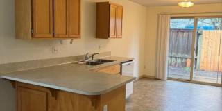 Updated 2 Bedroom, 2 bath Duplex in Springfield Gallery 5