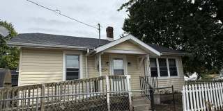 Cute - 2 Bedroom Renovated Home - Fenced Yard Gallery 1