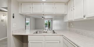 Central Phoenix Gem! Private Patio, Gated, Pool + Underground Parking Gallery 6