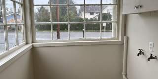 4Bd/1Ba Two Story House - Available to View! Gallery 6