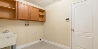 5/4 HEATHROW POOL HOME! Gallery 27