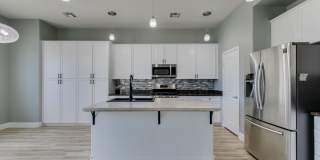 Spacious 4-Bed Home with Loft, Balcony  Stunning Views Gallery 1