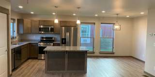 Beautiful 3 Bed, 2.5 Bath Large Townhome Gallery 4