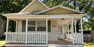 CUTE 2 BEDROOM / 1 BATHROOM HOUSE LOCATED RIGHT ACROSS FROM NORTH MIDDLE SCHOOL IN JOPLIN MO, OFF STREET PARKING IN THE BACK! Gallery 1