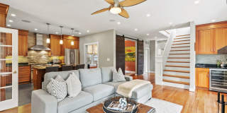 Spacious Kent Home | 6 Bed | 4 Bath | 4,000 Sf | Front Porch + Backyard | Detached 4-Car Garage Gallery 5
